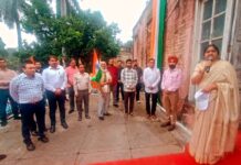 Mayor Suman Bahmani Hoists Tricolour at Municipal Corporation Office on Independence Day D