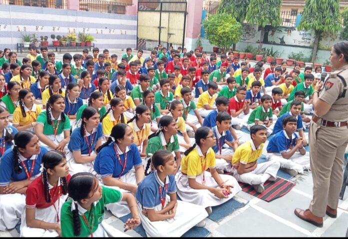ASI Neelam of Yamunanagar Police Safe City Team educating students about child safety at Bal Bhawan School.