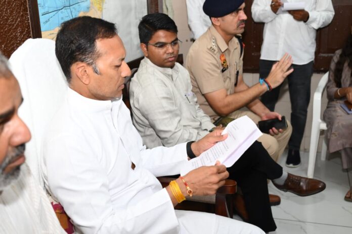 MP Naveen Jindal addressing public grievances and directing officials during a meeting in Yamunanagar.