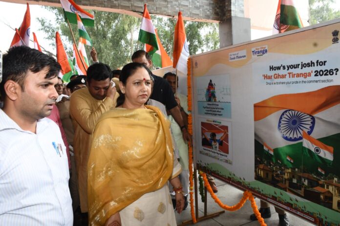 Suman Saini visiting Har Ghar Tiranga exhibition at Shivala Ramkundi in Haryana