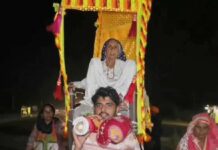 102-Year-Old Grandmother Carried in Palanquin to Haridwar by Grandsons During Kanwar Yatra D