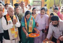 Sacred Soil from Guru Ravidas’ Birthplace Distributed Across Yamunanagar Temples MLA Ghanshyam Das Arora and Mayor Suman Bahmani worship sacred soil kalash at Hanuman Temple in Yamunanagar