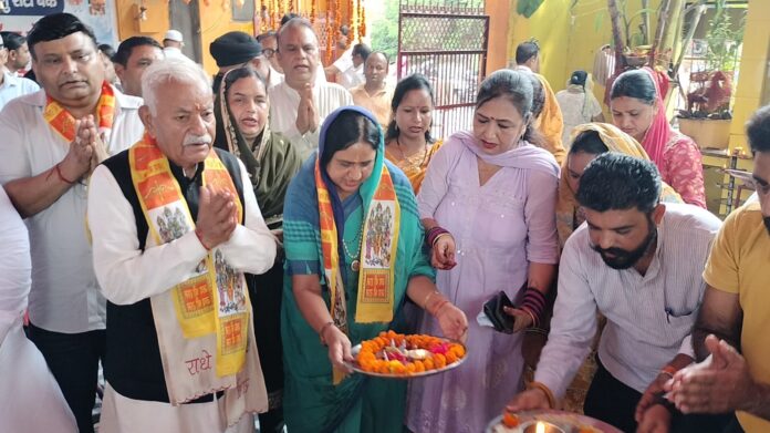 MLA Ghanshyam Das Arora and Mayor Suman Bahmani worship sacred soil kalash at Hanuman Temple in Yamunanagar