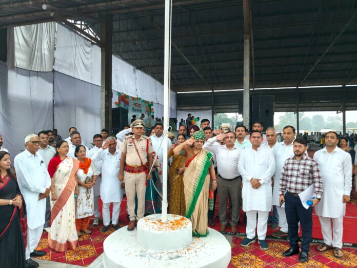 Banto Kataria hoists the Tricolour during the Independence Day celebration at New Grain Market in Chhachhrauli.