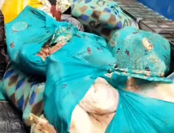 yamunanagar-karheda-chowk-pickup-suspected-meat-case.jpg Police investigate pickup stopped with suspected meat at Karheda Chowk in Yamunanagar