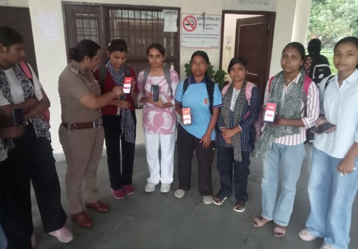 Yamunanagar Police team sensitises women and students about safety services at Chhachhrauli bus stand
