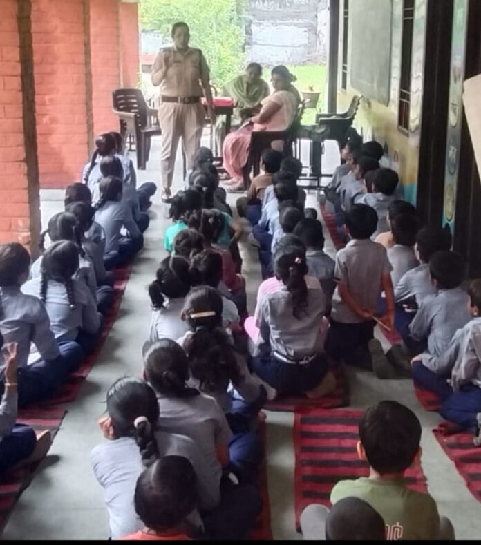 Yamunanagar Police Safe City Team conducts child safety awareness programme at school