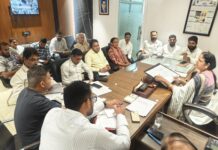 Mayor Orders Strict Action Against Delays in Development Works, Payments of Two Agencies Stopped Mayor Suman Bahmani conducting a review meeting on development works in Wards 16 to 22 of Yamunanagar.