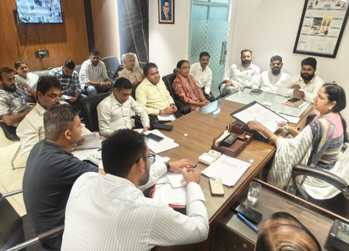 Mayor Suman Bahmani conducting a review meeting on development works in Wards 16 to 22 of Yamunanagar.