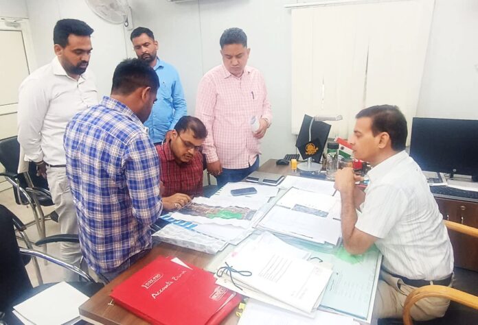 Yamunanagar Municipal Commissioner Mahavir Prasad reviewing the regularisation and boundary demarcation process of 64 colonies with Municipal Corporation officials.
