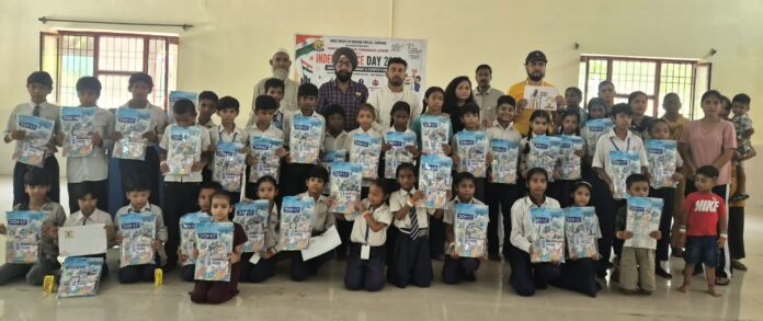 Municipal Corporation officials honour students participating in Independence Day competitions at Nehru Park Yamunanagar