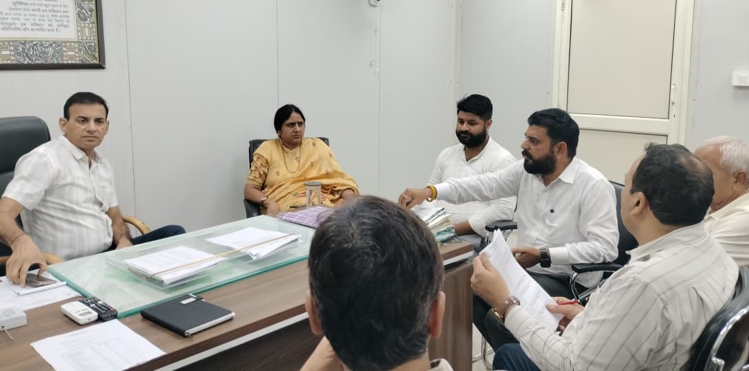 Mayor Suman Bahmani reviews waterlogging with Commissioner Mahabir Prasad and officials in Yamunanagar