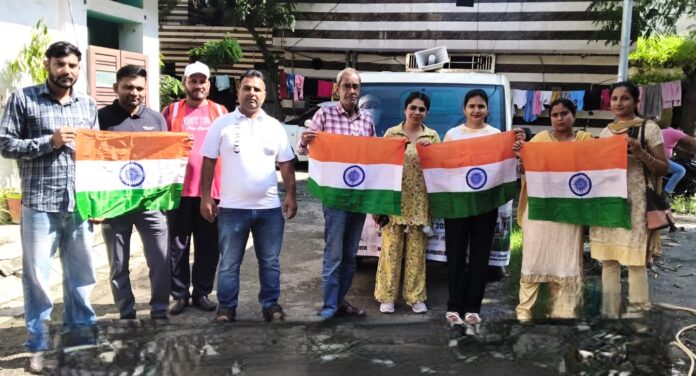 Municipal Corporation team conducts Har Ghar Tiranga awareness campaign in Jagadhri Sector-17