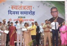 Smile Foundation Honoured for Collecting 3,990 Units of Blood Through 110 Camps in Yamunanagar Dr Sanjeev Mehta receiving honour for Smile Foundation blood donation campaign