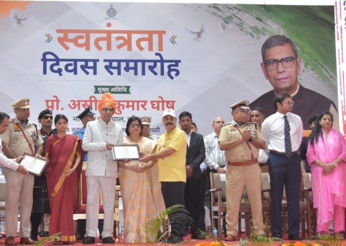 Dr Sanjeev Mehta receiving honour for Smile Foundation blood donation campaign