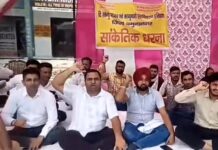 Patwaris and Kanungos Stage Two-Day Protest Over Haryana Revenue Portal Glitches Patwaris and Kanungos participating in a protest over technical issues in Haryana's digital revenue portal in Yamunanagar
