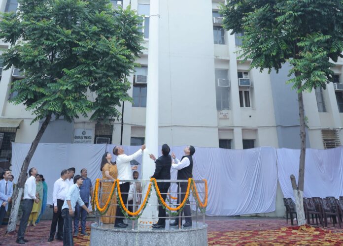 Dr Daya Nand Bhardwaj hoisting the national flag at the Jagadhri Bar Association Independence Day