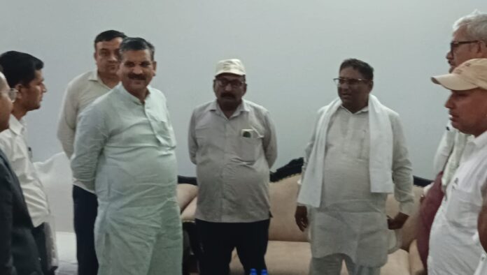 Haryana Minister Krishan Kumar Bedi holds a meeting with Municipal Employees Union representatives in Kurukshetra.