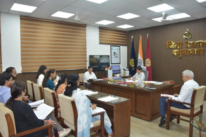 dc-preeti-amrit-sarovar-pond-management-yamunanagar.jpg DC Preeti reviewing Amrit Sarovar and pond management with Yamunanagar district officials