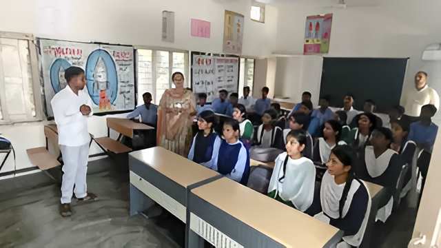 1tarun-indora-chemistry-teacher-vyaspur-yamunanagar.jpg Tarun Indora teaching Chemistry to Class 11 and 12 students at Vyaspur government school in Yamunanagar