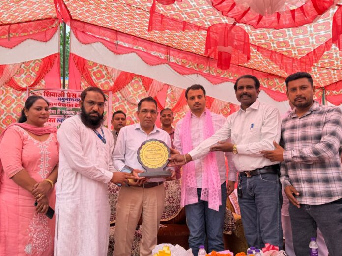 Shivaji Press Club members and villagers during Bharat Swachhta Abhiyan in Begampur Yamunanagar