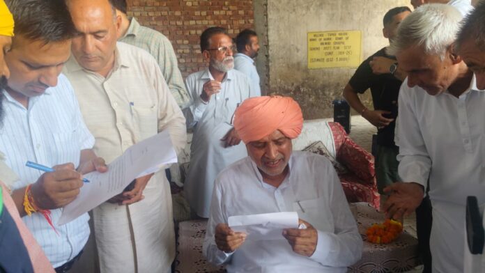 Shyam Singh Rana interacts with villagers during Radaur area visit