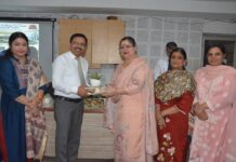 Banking and Financial Services Offer Diverse Career Opportunities, Experts Tell Students Experts felicitate a participant during a banking and BFSI career awareness programme in Yamunanagar
