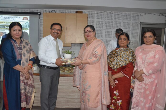 Experts felicitate a participant during a banking and BFSI career awareness programme in Yamunanagar