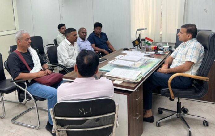 Yamunanagar Municipal Commissioner Mahabir Prasad meeting representatives of the Municipal Employees’ Union Haryana.