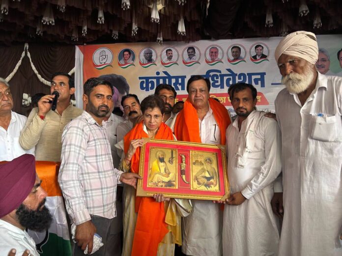 Kumari Selja being honoured at Nagpur Congress convention in Ratia