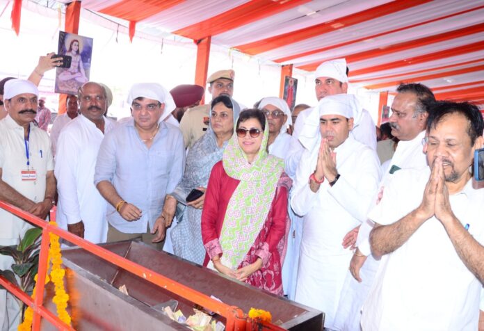 Kumari Selja at a satsang programme in Sirsa discussing social and public issues