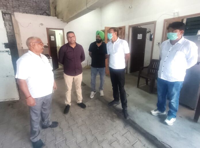 Yamunanagar Commissioner Mahabir Prasad inspects Animal Birth Control Centre at Chaneti