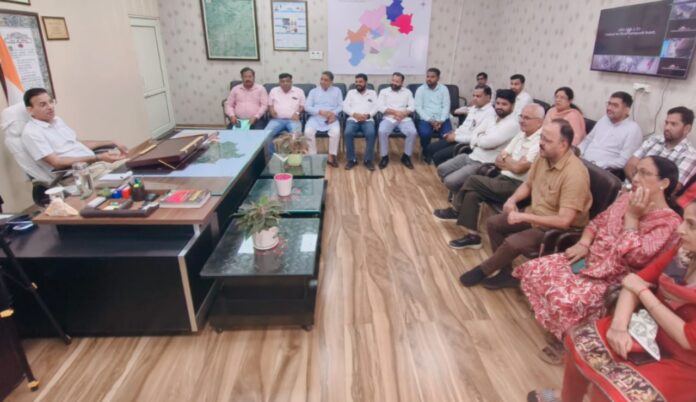 Municipal Commissioner Mahabir Prasad meeting councillors and officials for Safai Mahakumbh