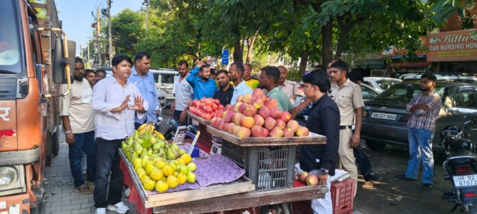 Municipal Corporation team shifts street vendors from Jagadhri Road to Manohar Vending Zone in Yamunanagar