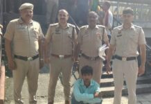 Police Arrest Suspect for Alleged Cash Theft from Cosmetic Shop in Jagadhri Police personnel with a suspect arrested in a shop theft case in Jagadhri, Yamunanagar