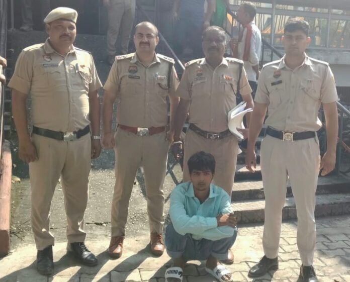 Police personnel with a suspect arrested in a shop theft case in Jagadhri, Yamunanagar