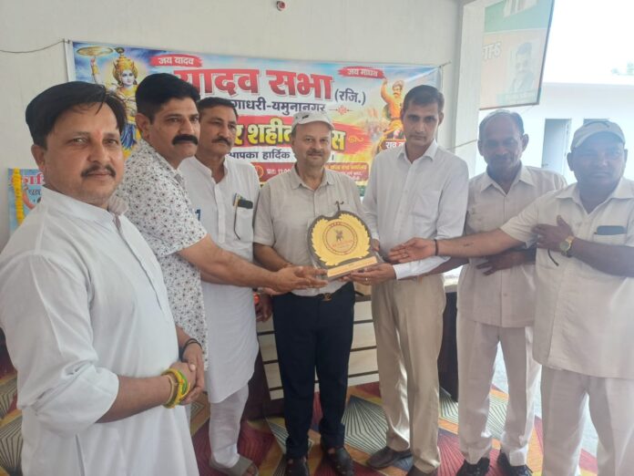 Yadav Sabha Jagadhri-Yamunanagar members honour guests during Rao Tula Ram martyrdom day programme