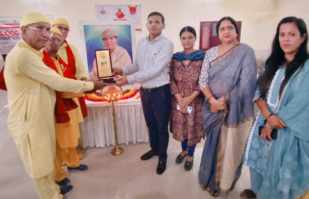 Guests felicitate a participant during Seva Sankalp blood donation camp in Yamunanagar