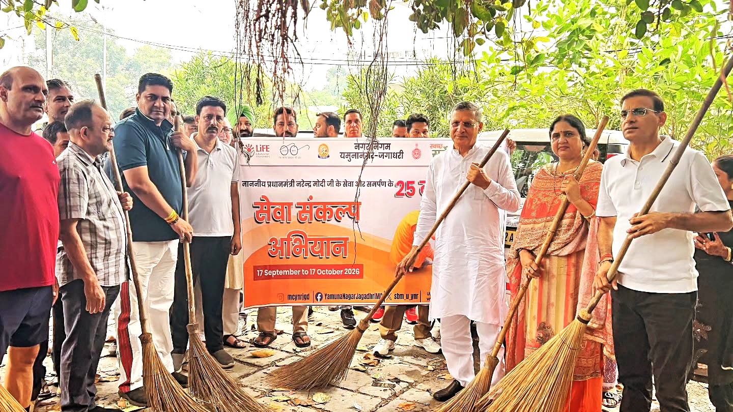 Seva Sankalp cleanliness drive in Jagadhri Yamunanagar Mayor Suman Bahmani, Municipal Commissioner Mahabir Prasad and former minister Kanwar Pal participate in the Seva Sankalp cleanliness drive at Old Grain Market Jagadhri