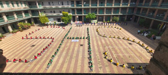 200 St Thomas School Jagadhri students form a human chain for Swachhata Hi Seva