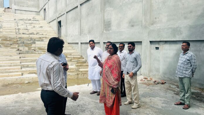 Mayor Suman Bahmani inspects Yamunanagar Open-Air Theatre and Auditorium construction