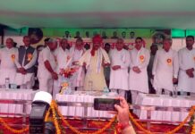 Government Committed to Development of Community Dharamshalas, Says Minister Krishan Kumar Bedi Minister Krishan Kumar Bedi offering prayers at Radha-Krishna Temple during Janmashtami celebration