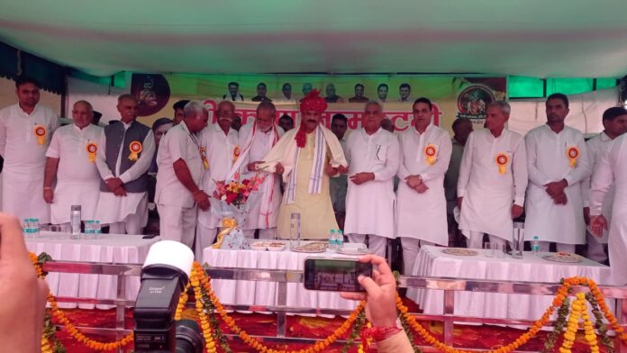 Minister Krishan Kumar Bedi offering prayers at Radha-Krishna Temple during Janmashtami celebration