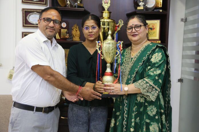 dav-girls-college-kamna-kurukshetra-university-merit-list.jpg DAV Girls College faculty members honouring student Kamna for securing fourth position in Kurukshetra University merit list