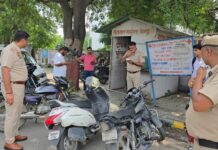 Yamunanagar Police Issue 910 Challans in Three-Day HSRP and Number Plate Drive Yamunanagar Police officers check vehicles during a special drive against vehicles without HSRP and number plates