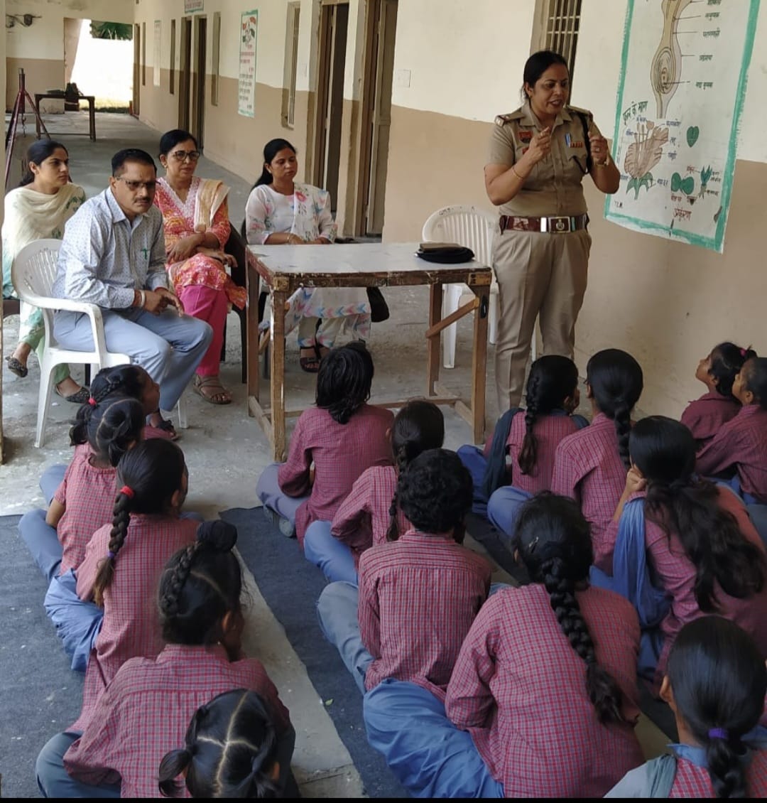 Yamunanagar Police Safe City Team ASI Neelam addressing school students about good touch, bad touch and emergency helpline 112