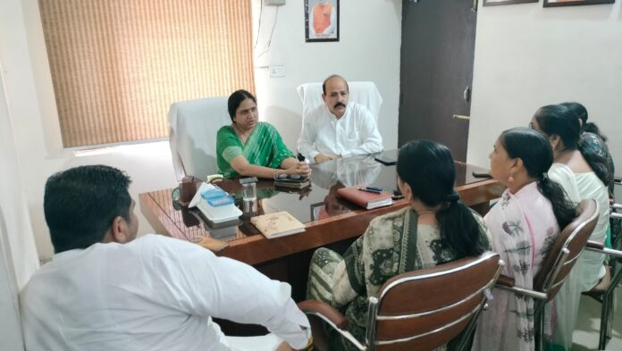Mayor Suman Bahmani and Rajesh Sapra discuss cleanliness plans with Yamunanagar councillors