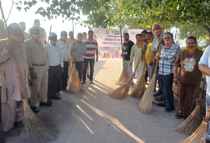 Municipal Corporation team during the Yamuna Ghat cleanliness drive in Yamunanagar