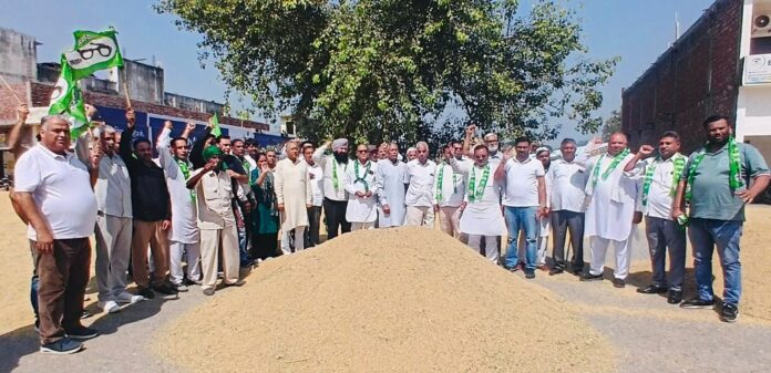 INLD leaders discuss paddy procurement issues with farmers at Jagadhri New Grain Market