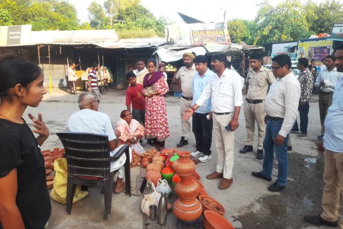 yamunanagar-camp-market-anti-encroachment-drive.jpg Yamunanagar Municipal Corporation team removes roadside encroachments from Camp Market